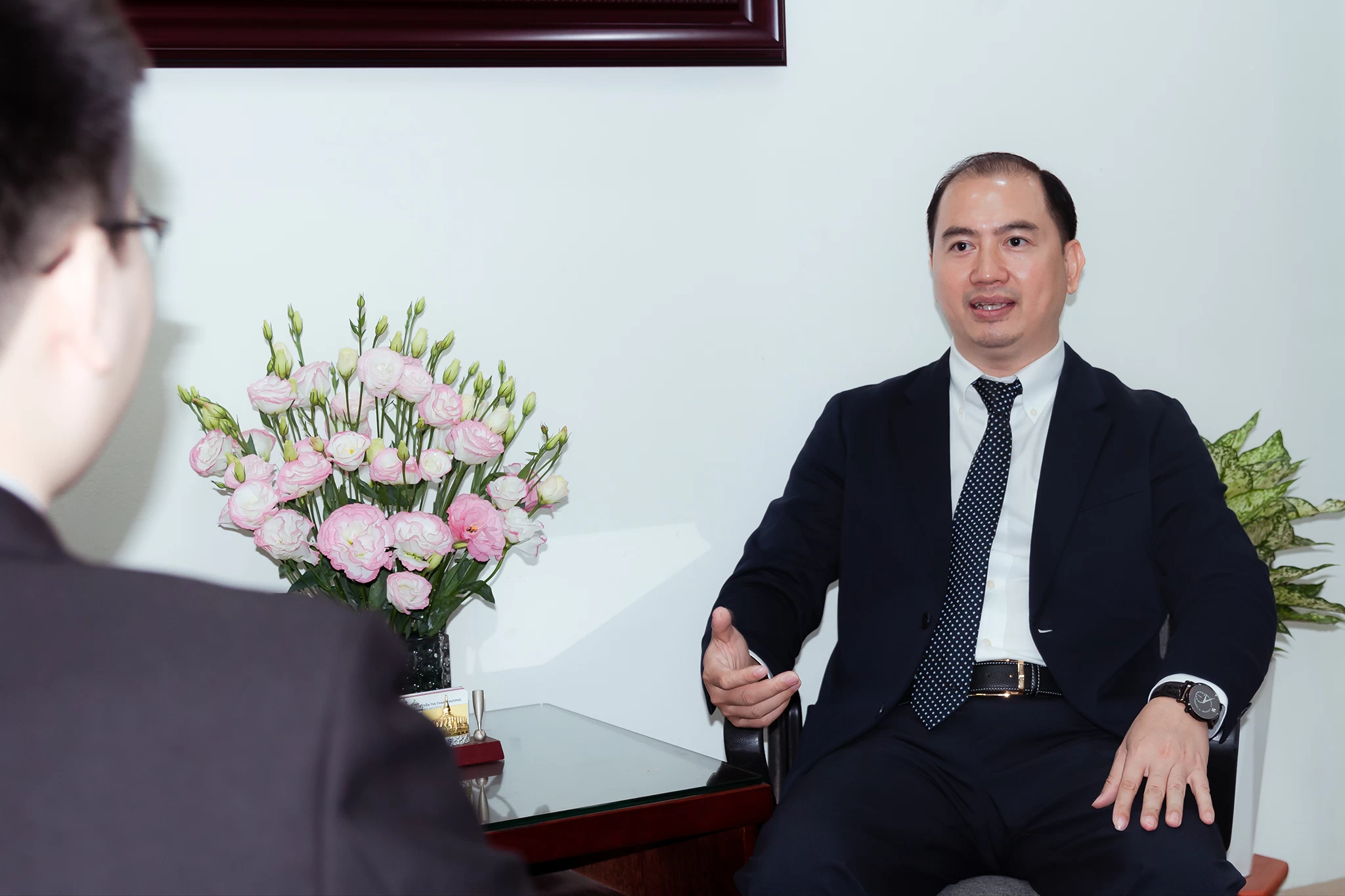 LUẬT SƯ HÌNH SỰ DOANH NGHIỆP: KHI NGƯỜI BỊ HỎI ĐẦU TIÊN THƯỜNG LÀ NGƯỜI KÝ Góc nhìn về rủi ro pháp lý mà nhiều doanh nghiệp chỉ nhận ra khi trách nhiệm bắt đầu bị cá nhân hóa